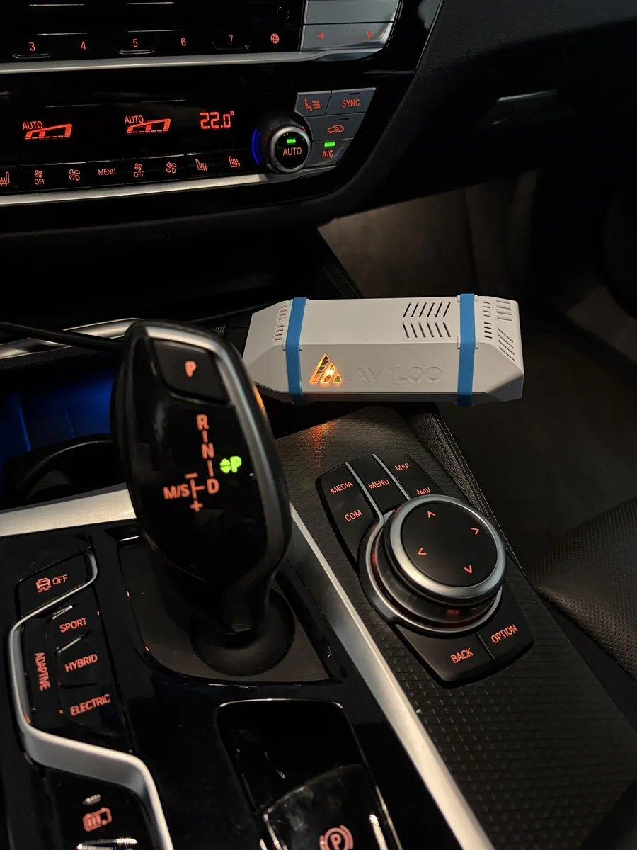 AVILOO Messgerät im Auto während des Batterietests
