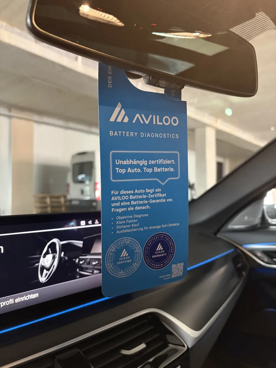 AVILOO Batterie-Zertifikat Anhänger am Rückspiegel