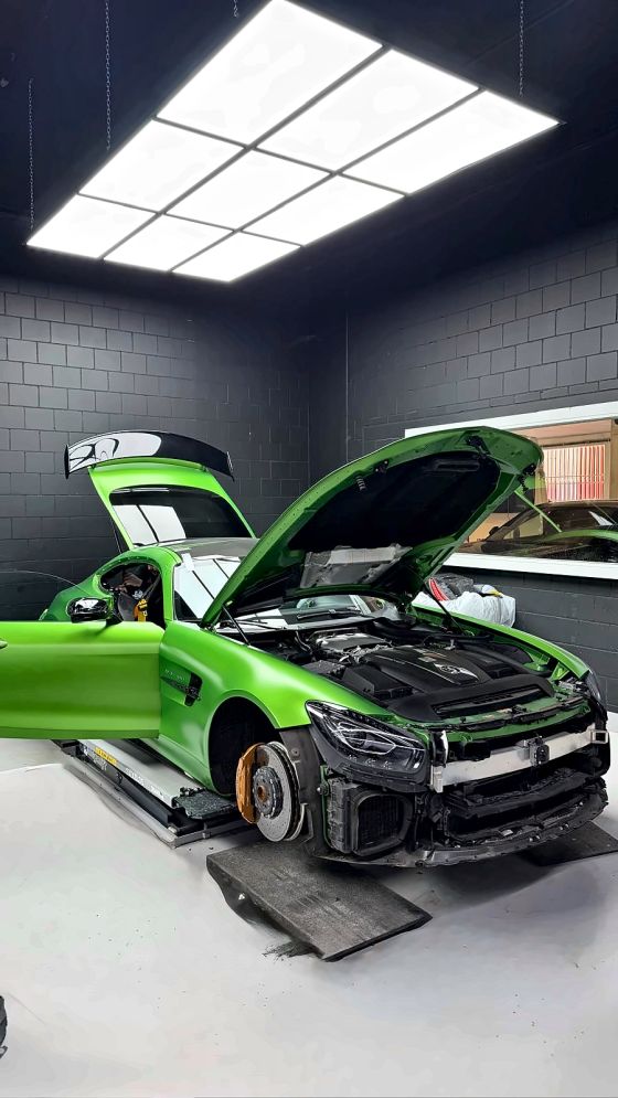 Mercedes AMG GT R: Matt, Frontschaden