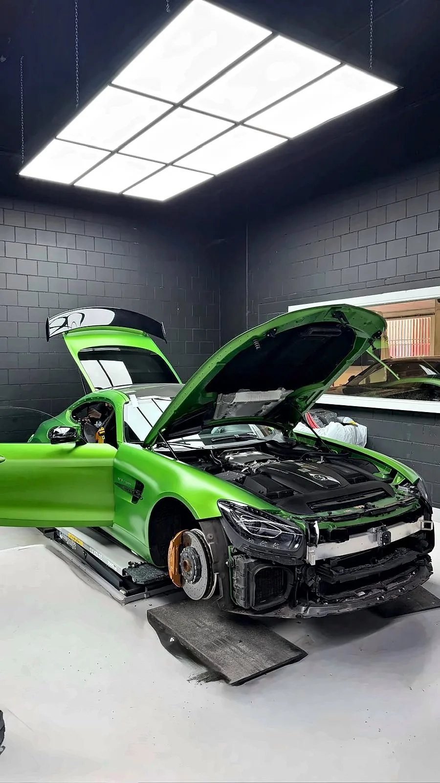 Grüner Mercedes AMG GT R in der Werkstatt der PRIMELACK AG in Bubikon