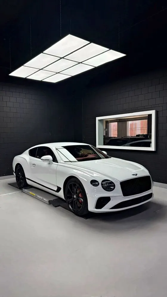 Bentley Continental GT: Diverse Parkschäden vorne repariert und Bremsen vorne ersetzt