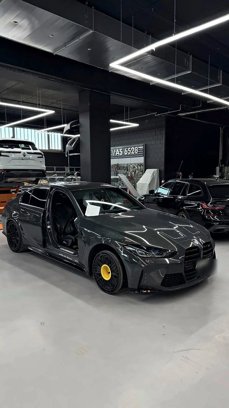 BMW M3 mit neuen Teilen in der Werkstatt, Kalibrierung Fahrassistenz bei PRIMELACK Bubikon