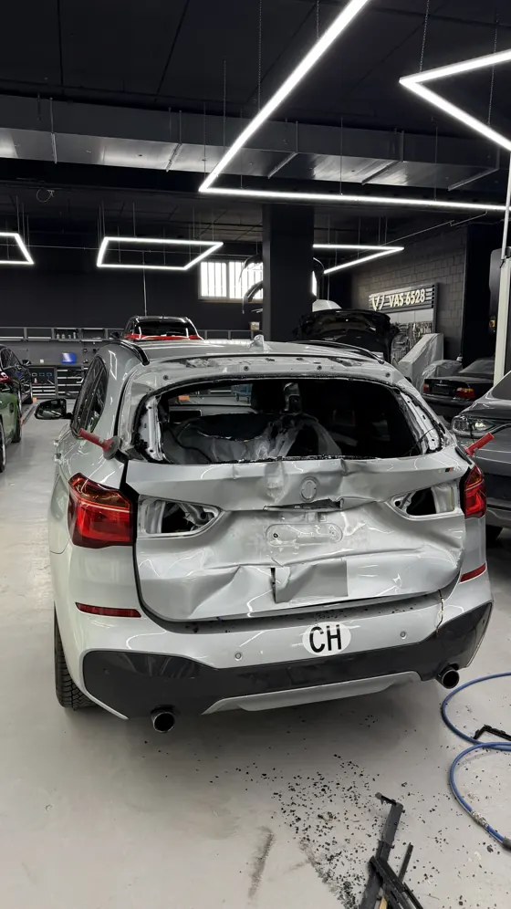 BMW X1 mit Heckschaden in der Werkstatt der PRIMELACK AG in Bubikon