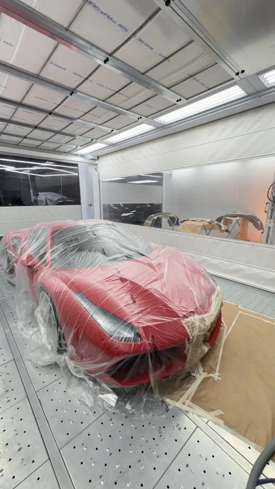 Roter Ferrari abgeklebt für das Spot-Repair in der Lackierkabine der PRIMELACK AG in Bubikon