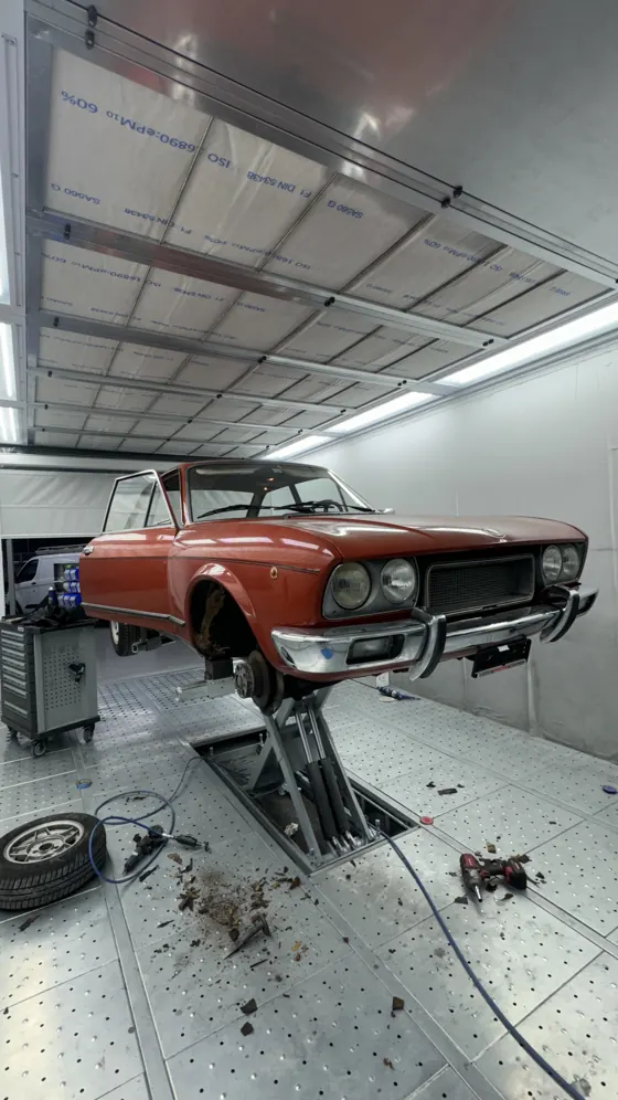 Fiat Oldtimer auf der Hebebühne bei der Rostreparatur, PRIMELACK AG in Bubikon