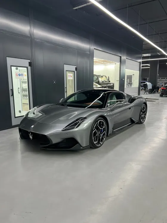 Maserati bei der Spot-Repair-Reparatur in der Werkstatt der PRIMELACK AG in Bubikon