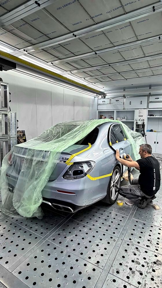 Mercedes E63 AMG: Seitenschaden instand setzen an unseren Multifunktionsarbeitsplätzen