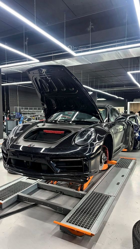Porsche 911 992 GTS: Schadenbegutachtung vor dem Zerlegen für die Reparatur