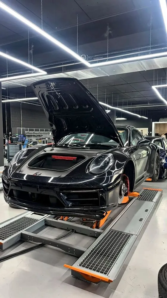 Porsche 911 992 GTS: Schadenbegutachtung vor dem Zerlegen für die Reparatur