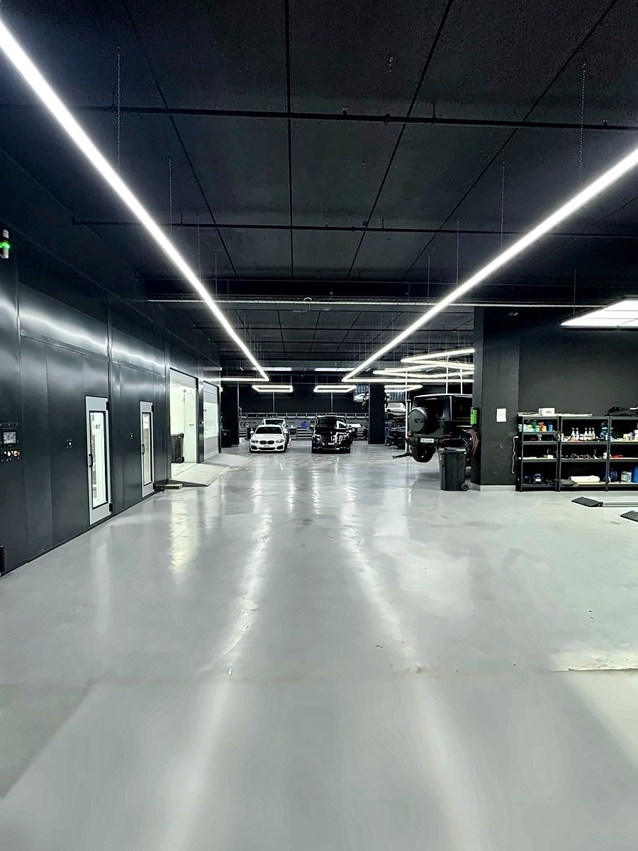 Die fertige Werkstatt: schwarze Wände und Decke, Lichtlinien, heller Boden