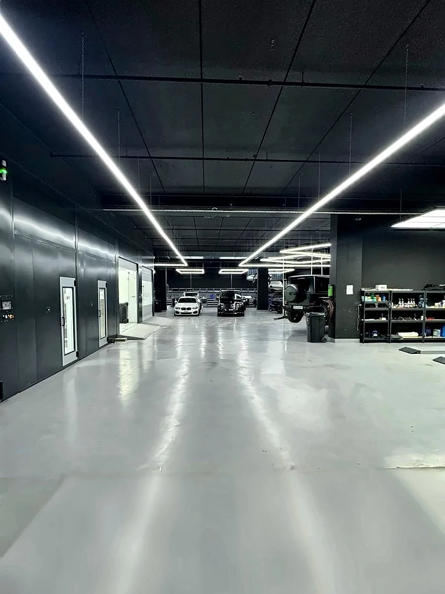 Die fertige Werkstatt: schwarze Wände und Decke, Lichtlinien, heller Boden