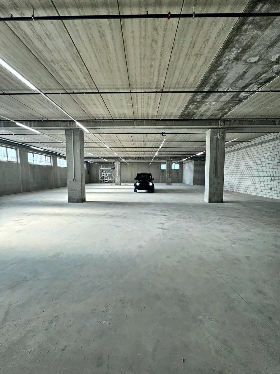 Die Halle vor dem Umbau: Rohbau mit Betondecke und Betonboden