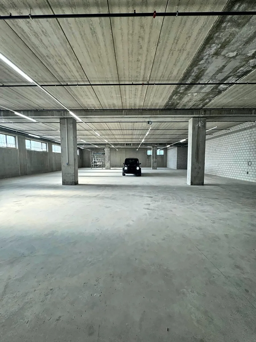 Die Halle vor dem Umbau: Rohbau mit Betondecke und Betonboden